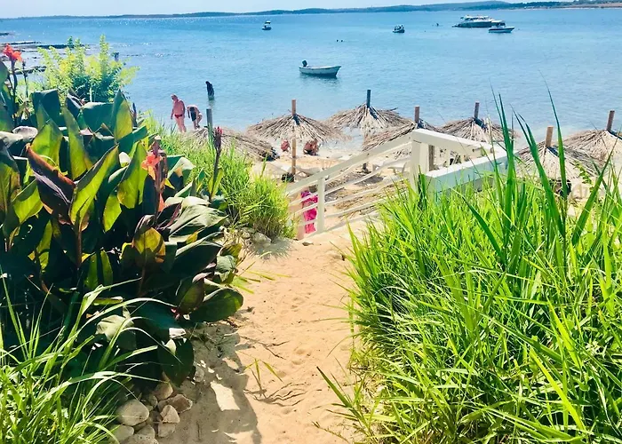 Deluxe Bluebay Oasis