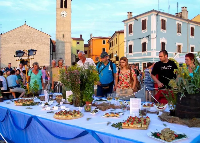 Deluxe Bluebay Oasis