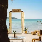 Deluxe Bluebay Oasis *